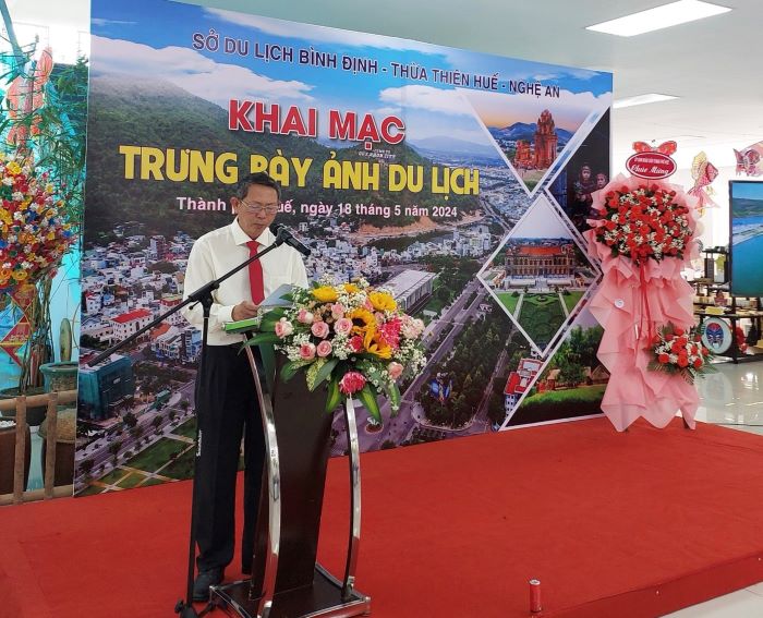 Ông Trần Văn Thanh, Giám đốc Sở Du lịch Bình Định phát biểu khai mạc Trưng bày ảnh du lịch 